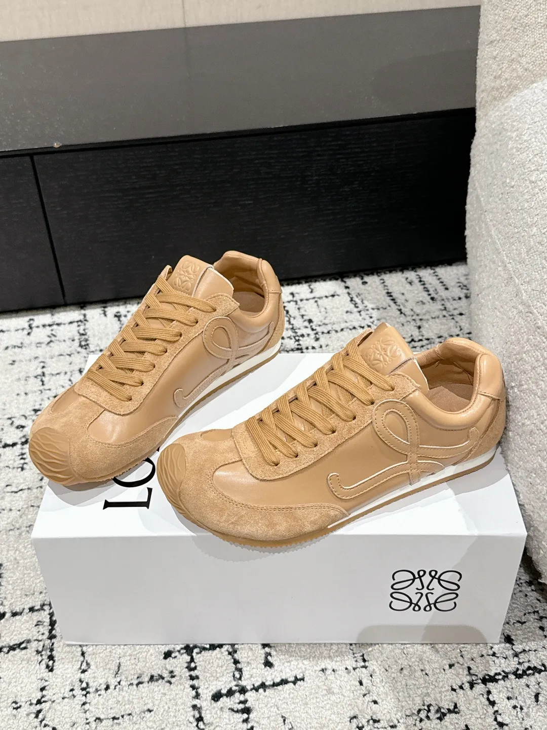 👟👟Ex-factory price 620👟👟 #couples model Top version LOEWE 25/ Latest catwalk model Ballet Runner 2.0. Couple model Ballet Casual Sports Shoes Moral Training Shoes Forrest Gump Shoes Original purchase and development Production Fabric matching Repeated selection of materials Nylon and calfskin leather sneakers featuring an asymmetric toe design, sock-like internal construction, and lightweight rubber outsole extending to the toe. ✔️Fabric: original customized imported first-layer cowhide ✔️Lining: imported soft sheepskin + mesh lining ✔️Sole: original molded anti-slip rubber material ✔️Sole thickness: increased by 2.5CM ✔️Size: #35-45 (45 for women, 45 for men, custom-made, non-refundable)